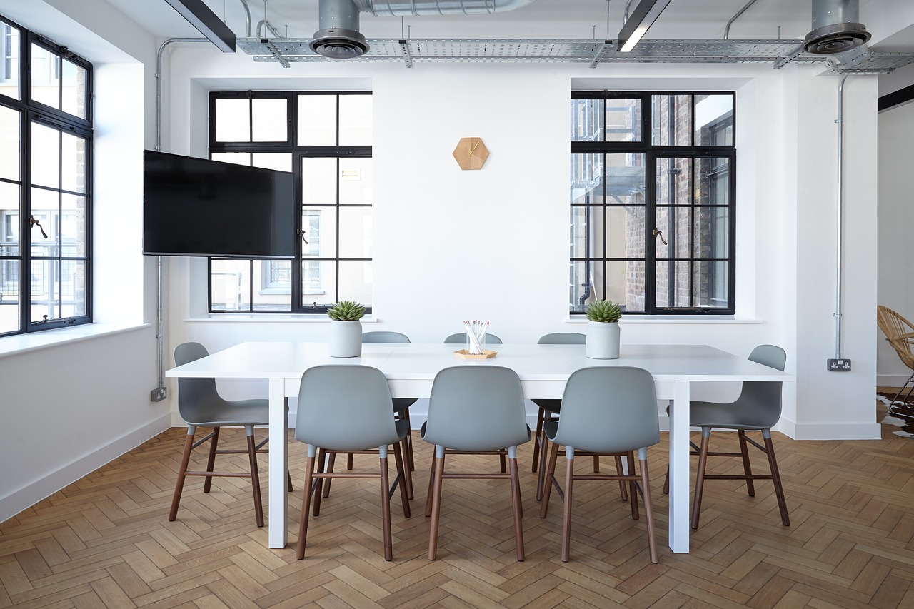 How to Develop a Cleaning Routine for Your Home’s Office Space